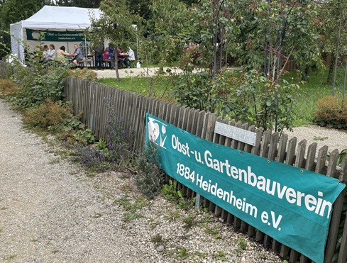 Pavillion bei einem gemütlichen Treffen im Garten